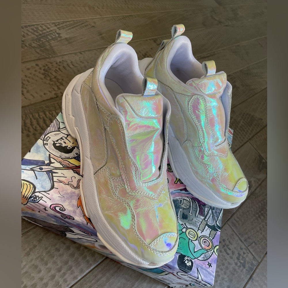 Out of this world in these Jeffrey Campbell sneakers 👟